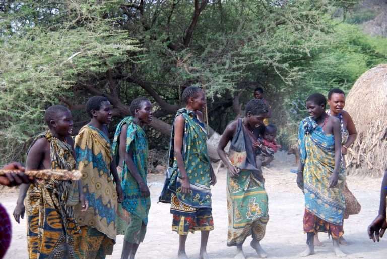 Mujeres Hadza bailando en Tanzania - África